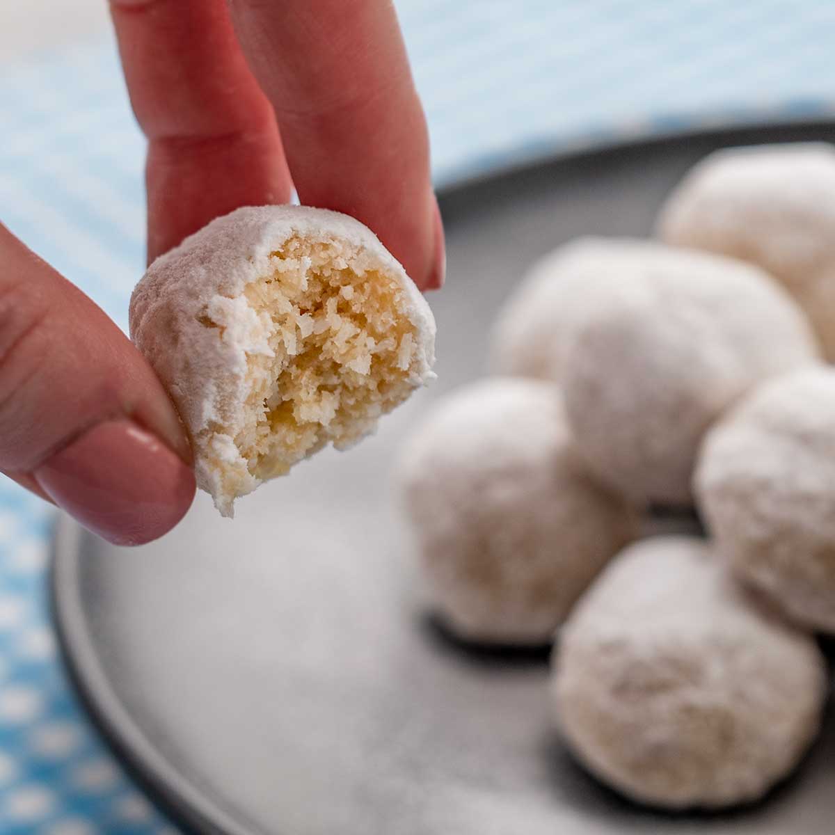 Easy No-Bake Keto Snowball Cookies: A Sweet Treat in 10 Minutes